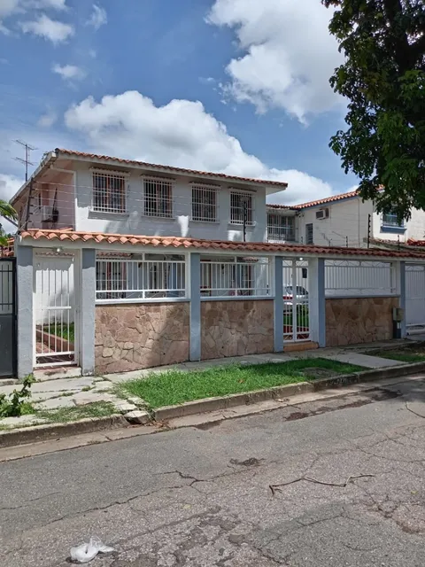 Casa Quinta De 2 Plantas En La Urb Trigal Norte  Calle Ciega. Minerva K
