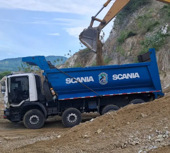 Volqueta Cuatro Manos Scania 2013