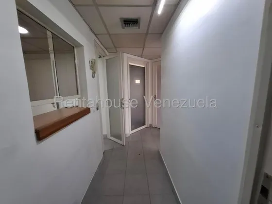 Excelente Local En Alquiler Tipo Consultorio Para Cualquier Especialidad En Av Roosevelt-  Mls #25-22876 - Jca