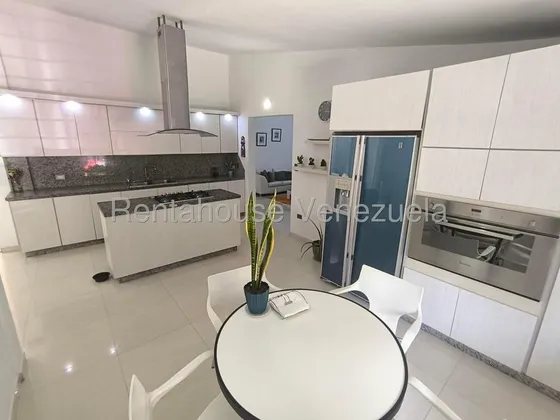 Hermosa Casa Moderna, En La Urb La Trigalena, Minimalista, Fachada En Grafeado, Pisos En Porcelanato, Paredes En Estuco Y Coralina, Cocina Empotrada Tipo Isla En Concepto Abierto, Amplio Patio