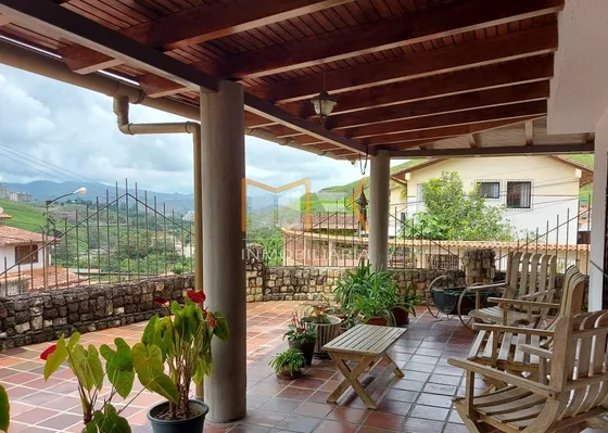 Quinta En Urbanización Valle Alto, Los Teques, Excelente Oportunidad