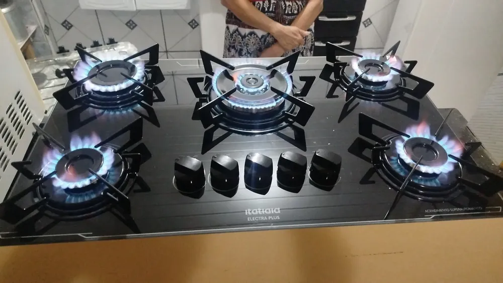 Foto de comprador mostrando o Cooktop Itatiaia Electra Plus