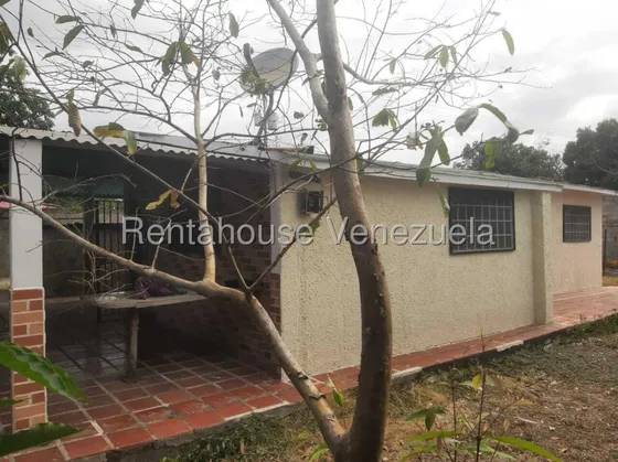Dennymar, Vende Hermosa Casa En El Cuji Barquisimeto Con Mucho Potencial, Posee Todos Los Servicios Basicos Cocina En Mamposteria Y Mas... B5a22171                                                     