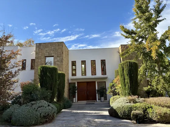 Maravillosa Casa Estilo Mediterránea Con Finas Terminaciones