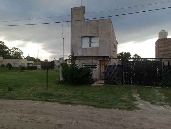 Casa En Venta - 2 Dormitorios 1 Baño 1 Cochera - 300mts2 - Necochea