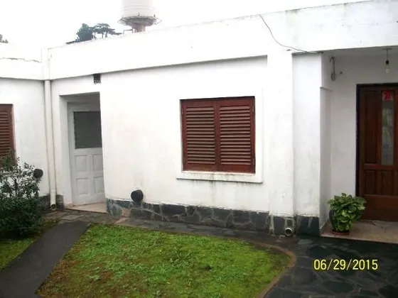¡oportunidad Dueño Directo! Vendo Casa Tipo Ph En Burzaco. Amplios Ambientes Con Jardin Al Frente Y Patio Al Fondo. En Buen Estado. Se Escuchan Ofertas. Con Escritura Y Planos. Servicios Individuales