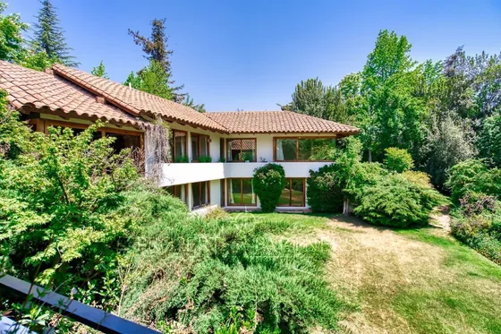 Estupenda Casa Chilena Con Gran Jardín, Lomas De L...