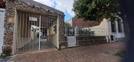 Casa De 6 Ambientes Con Jardin Al Frente Y Contrafrente, Cochera Y Pileta!