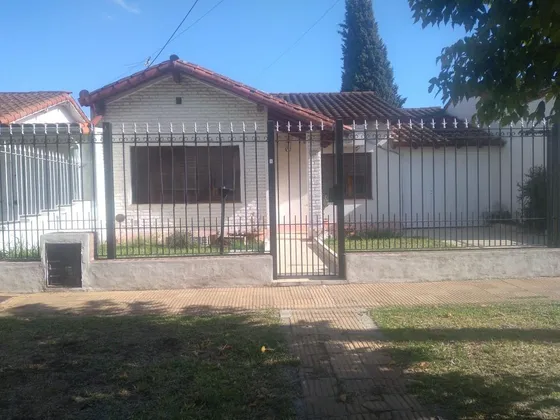 Casa En Venta - 2 Dormitorios 1 Baño - Cochera - 390mts2 - Los Polvorines