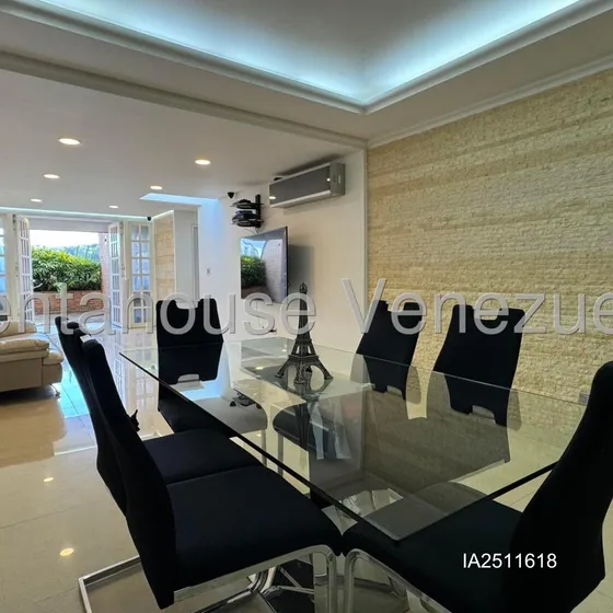 Los Naranjos Del Cafetal  En Venta Estupendo Apartamento, Completamente Remodelado.