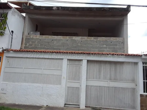 Casa En Venta Inm El Remanso San Diego Amplia , Iluminada Y Fresca Casa , Para Ser Renovada A Tu Gusto, A Solo Una Cuadra Del Centro Comercial, Muy Cerca De Vias Principales. 25-6060