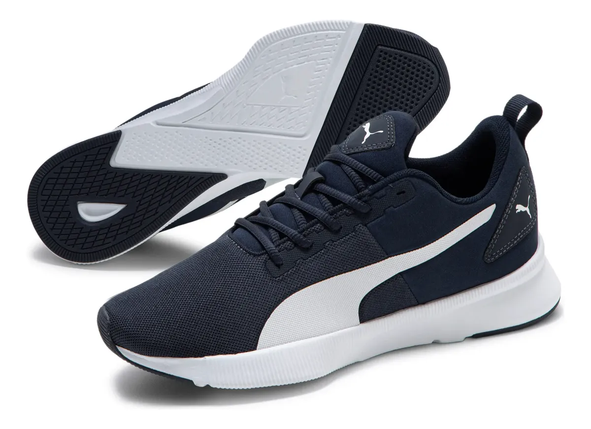 Vista angulada do tênis Puma Flyer Runner Mesh com solado à mostra ao fundo