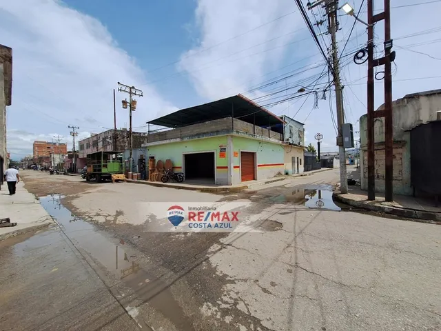 En Alquiler Local Comercial De 68 M2 A Pocos Metros De La Ave. Principal De Tucacas Y, A Pocos Metros De La Plaza Bolívar.