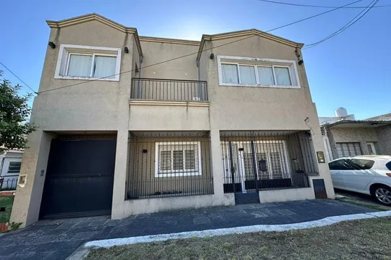 Casa En Venta - 2 Dormitorios 2 Baños - Cochera - 160mts2 - Morón