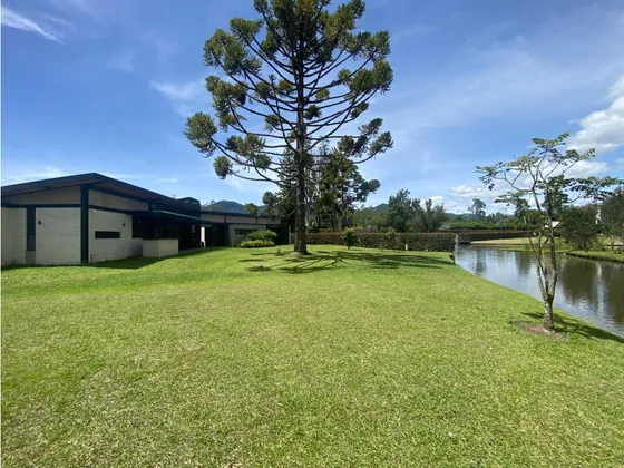 Casa Campestre Con Lago En Unidad Cerrada Vía San Antonio-la Ceja