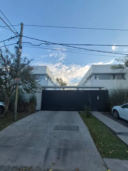 Alquilo Duplex De Dos Dormitorios En Manuel B Gonnet.