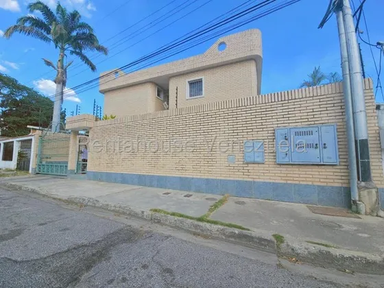 Estupendo Townhouse En La Zona Norte De Maracay Urb La Arboleda 25-19023 Hc
