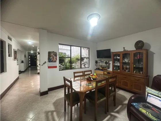 Casa Bifamiliar Para La Venta En El Barrio: Laureles, Medellín.