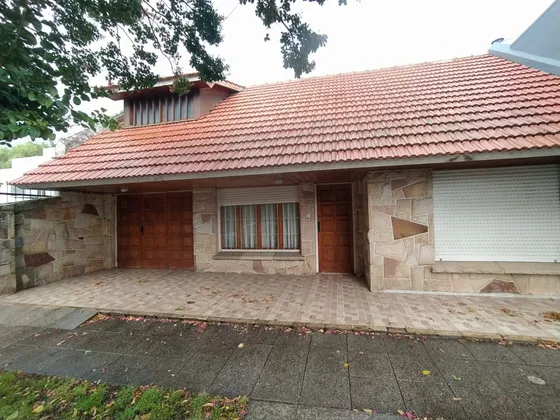 Chalet En Venta Con 4 Dormitorios, 2 Baños + Garage Para 2 Autos , Barrio San Jose, Mar Del Plata.