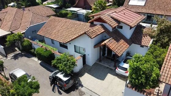 Casa En Venta De 5 Dorm, 4 Baños, Piscina En La Reina