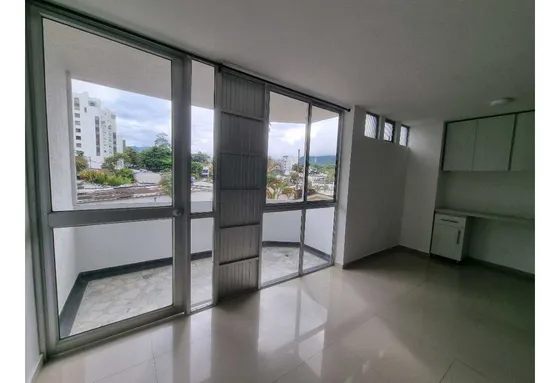 Apartamento Remodelado En La Castellana A Una Cuadra De La Av. Bolívar