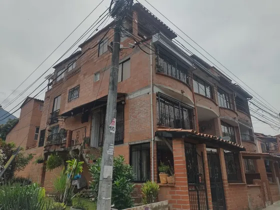 Casa En Niquia - 70mts 3 Pisos + Apartaestudio/local 