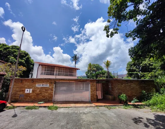 Casa Con Piscina En Calle Cerrada De Santa Fe
