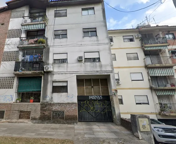 En Venta En Ciudad Jardin Sobre Zeyen Esquina Balbin, Espacio Cochera Cubierto Dentro De Edificio. F: 8970