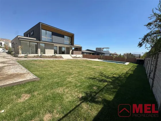 Casa En Venta De 5 Dorm. En Colina