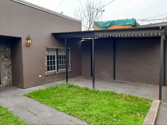 Casa 3 Ambientes Con Cochera, Fondo Libre Y Quincho