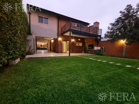 Venta De Casa 5 Ambientes Con Cochera Y Piscina En Belén De Escobar