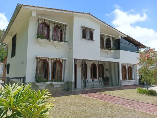 En Venta Amplia Casa En Urb. Los Castores, San Antonio De Los Altos 