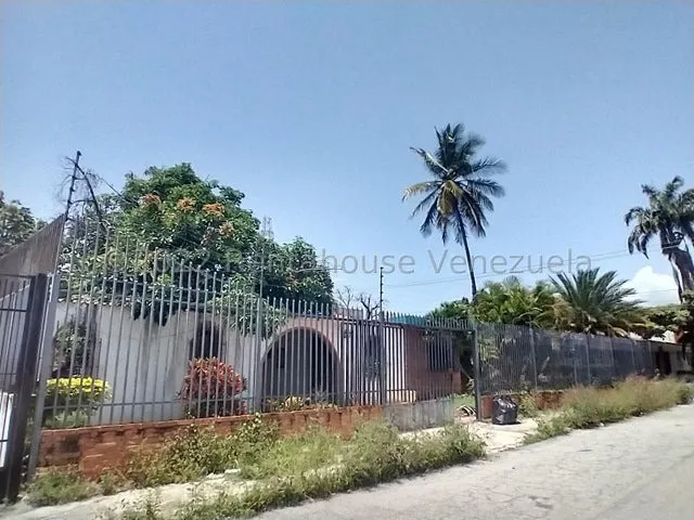 %% Raiza Suarez Vende Casa Comercial En Zona Centro Oeste De Barquisimeto 2 5 7 7 8 7 Posee 808m2 Distribuida En 4 Habitaciones Amplio Estacionamiento Con Todos Los Servicios Básicos                  