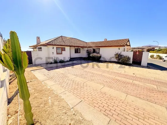 Se Vende Casa Chilena En Condómino El Santuario