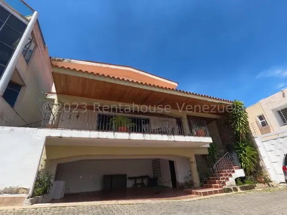 María Valera Vende Espectacular Casa Al Este De Barquisimeto, Con Vigilancia 24/7, De Tres Niveles, Estacionamiento Techado, Cómodas Habitaciones Con Su Baño Privado.