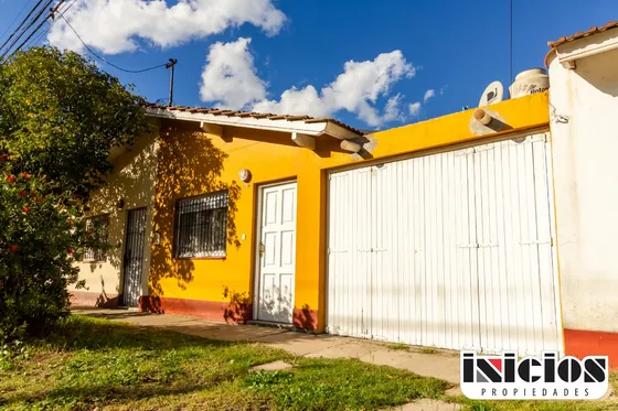 Casa: Carreras Nº 1390 E/ Diag. Favaloro Y Av Colón - El Silvio - C891
