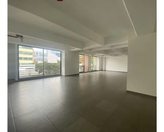 Oficina 138 M2 En Arriendo, Chico, Zona Financiera Y Comercial