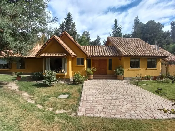 Casa Chilena En Condominio Consolidado, Buena Conectividad