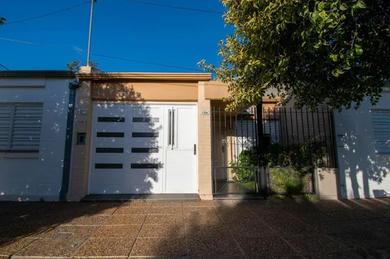 Casa De 1 Dormitorio Y Garaje, Sarmiento 7100