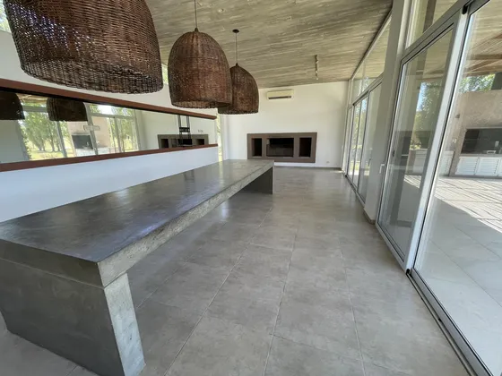 Casa - Venta/alquiler - Carlos Keen