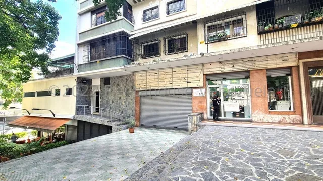 Ag. Vende  Local Comercial Acondicionado Como Centro Clinico Quirurgico Pequeno. En Venta En Los Chaguaramos. 