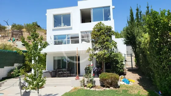 Casa En Venta De 5 Dorm. En Colina