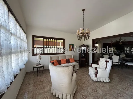 Luis Quiroz Vende Casa De Excelente Metraje En El Trigal Centro Valencia, Amoblada Maleteros, Tanques De Agua  Cerco Eléctrico... Lq 25-14870