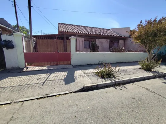 Propiedad De 2 Dormitorios, 1 Baño,  2 Estacionamientos