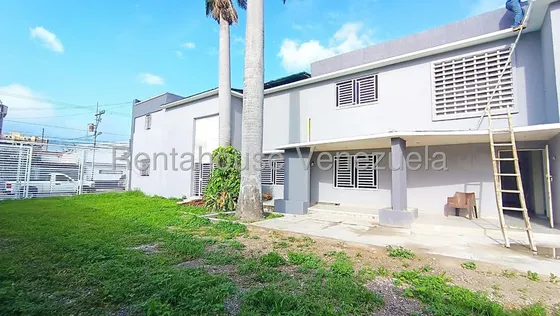 Maritza Lucena Vende Casa Duplex Para Uso Comercial En Centro De Barquisimeto, Tanque Subterráneo, Vista Panorámica, Estacionamiento, Amplios Espacios Para Adaptarlos A Cualquier Actividad.