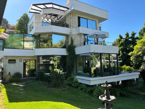 Casa Moderna 3 Pisos, Amplio Jardín, Estacionamiento Techado