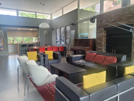 Calidad Y Diseño. Ubicacion Central. 4 Dormitorios Y Dep. Casa En Vta En San Carlos C.c.