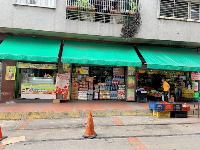 Se Vende Amplio Local Comercial En Pleno Corazon De La Candelaria. (r.o) 