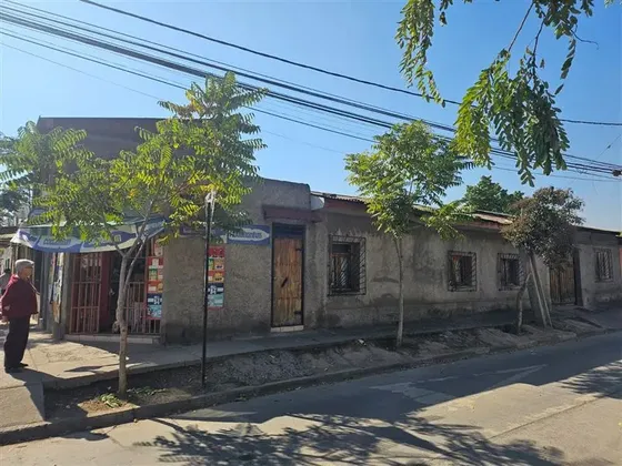Casa En Venta De 5 Dorm. En San Joaquín Comercial