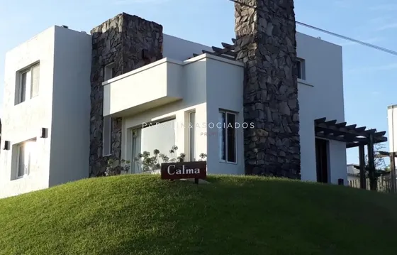 Casa De 3 Dormitorios En Venta En Manantiales, Punta Del Este.